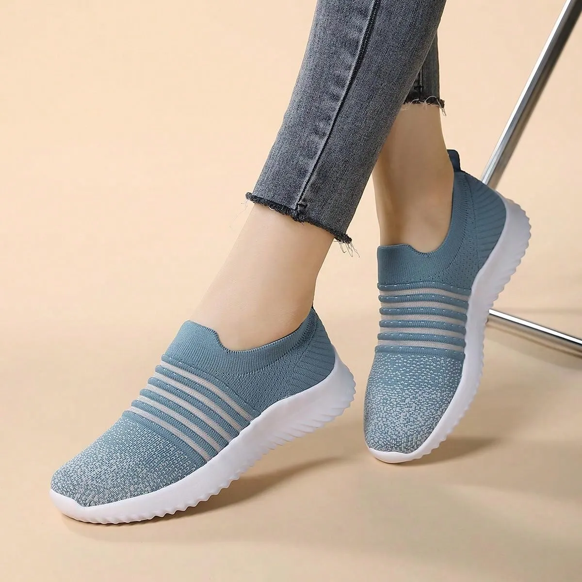 2024 Slip-On Athletic Sneakers: Lightweight, Breathable, and Comfortable Design for Women