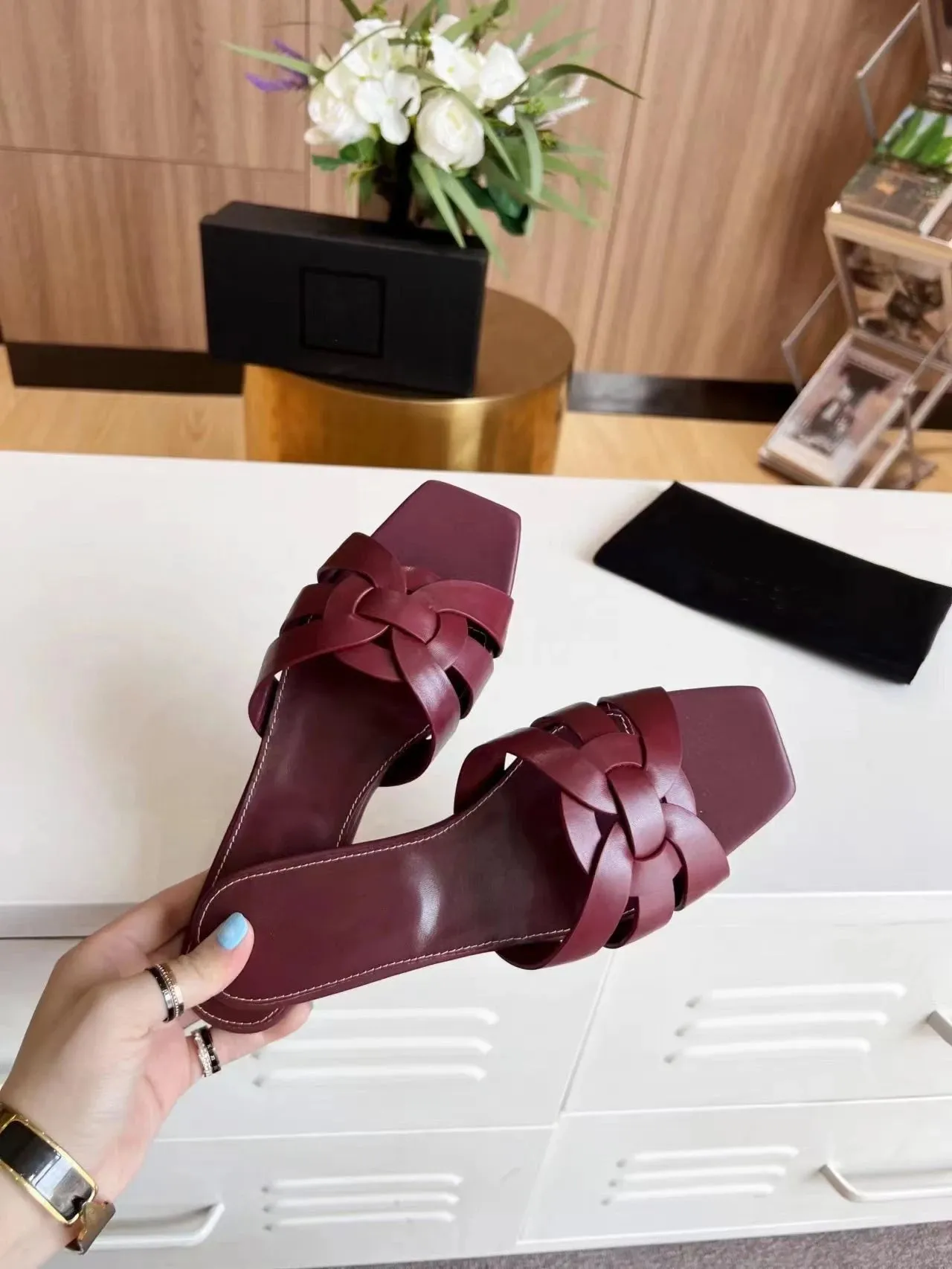 New Women's Fashion Leather Slippers Brand Design Luxury Women's Shoes Elegant Party Shoes Beach Shoes Home Shoes Dating Shoes