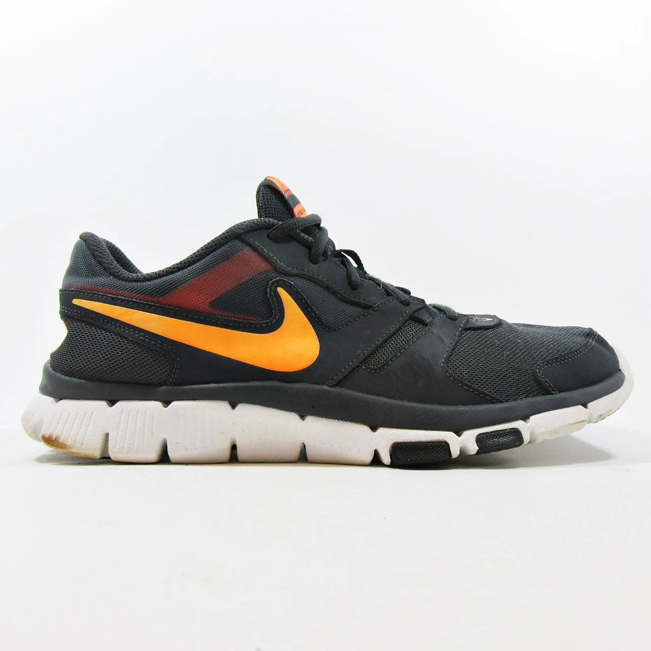 NIKE Total Core Trainer