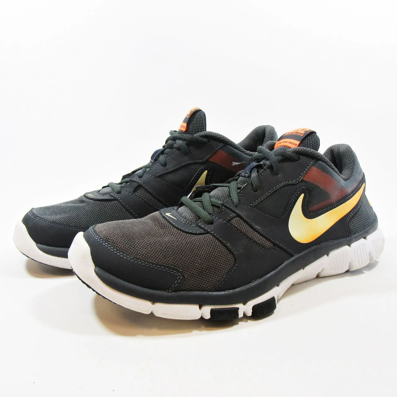 NIKE Total Core Trainer