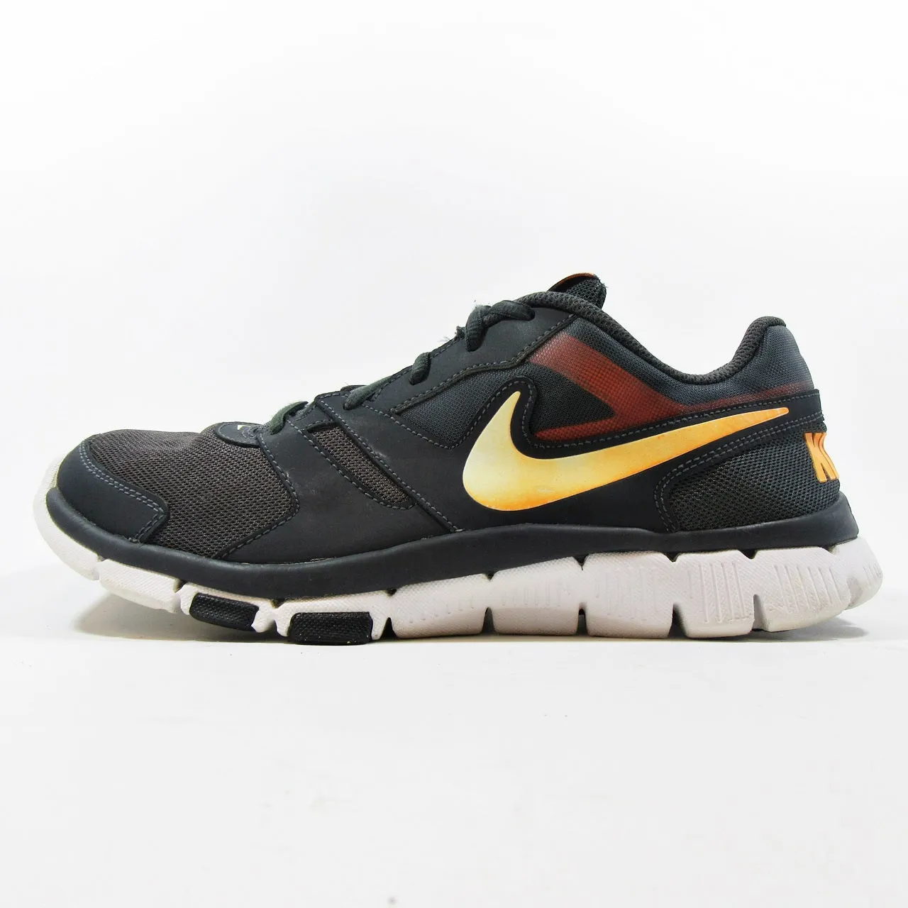 NIKE Total Core Trainer